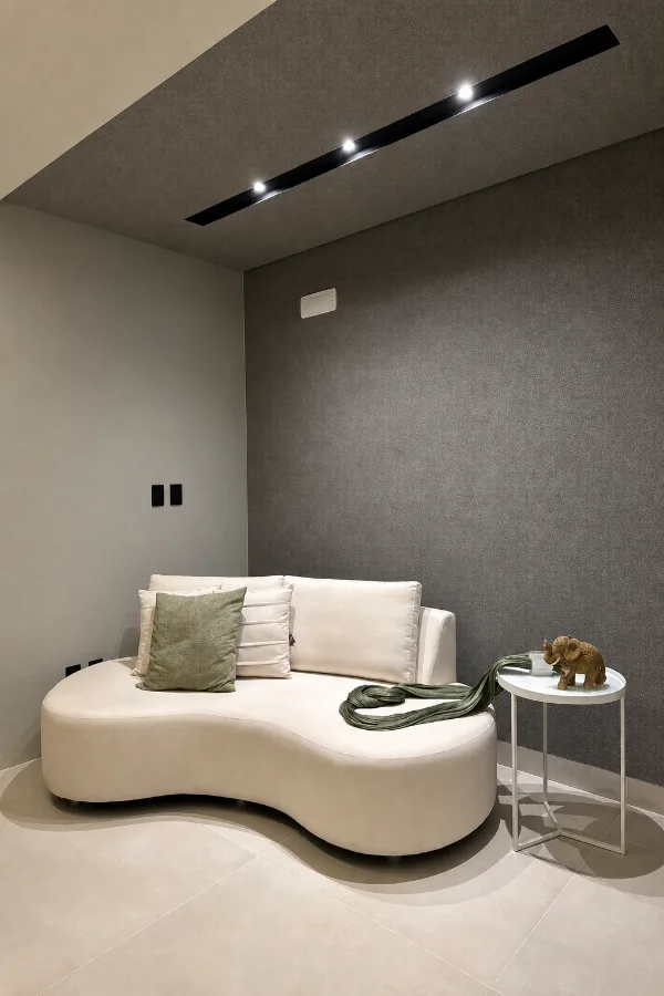 Escada em pedra com corrimão de vidro e iluminação linear