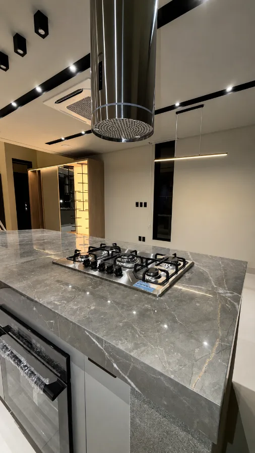 Sala de estar integrada com cozinha e pé-direito duplo